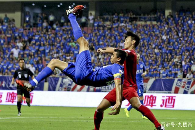 亚马尔与19岁女网红购物被偷拍 她有140多万粉丝